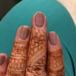 Uneven nails, chipped polish 5 days later. Uneven nails, chipped polish 5 days later.