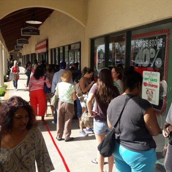 Bath & Body Works - 12-2-17 in line waiting to get candles $8.95 3 wick - Cosmetics & Beauty Supply Near Me - Hollywood, Florida