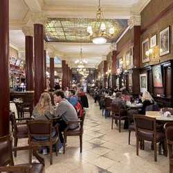 Café Tortoni - LUGAR PESSIMO!!!!! Atendimento pessimo!!!! Não percam o dinheiro de vocês com esse LIXO de lugar