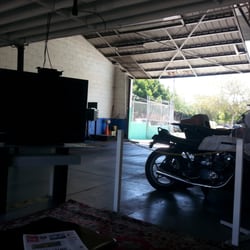 Simply the Best Smog Test Only - Waiting area. There is a tv for you to watch.