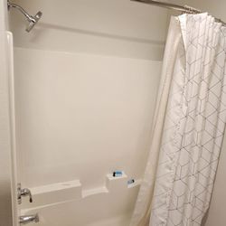 Manson Bay Suites - Deep tub nice shower