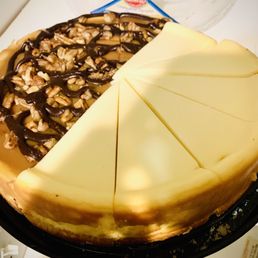 Plain and turtle cheesecake