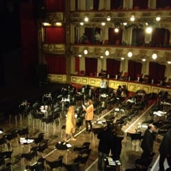 Teatro Calderon - Mesas en platea para tomar algo