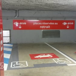 Carrefour Market - Une partie des places de parking réservées pour le drive