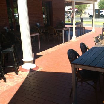 Henry's Bridge Hotel - Pubs Near Me - Echuca, VIC Henry's Bridge Hotel - Pubs Near Me - Echuca, VIC