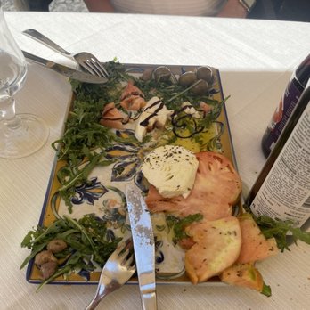 La Lazzara Trattoria e Pizzeria - Caprese salad with rocket, beefsteak tomatoes and fresh moz! - Italian Near Me - Naples, NA La Lazzara Trattoria e Pizzeria - Caprese salad with rocket, beefsteak tomatoes and fresh moz! - Italian Near Me - Naples, NA