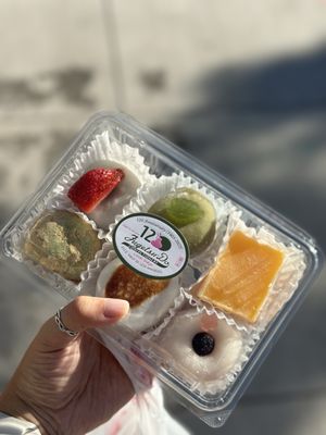 Fugetsu-Do Bakery Shop by null