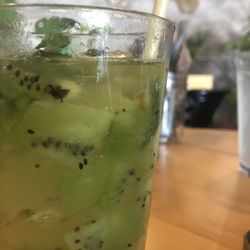 Oishī Sushi + Poké - Kiwi-limonada con menta