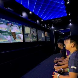 4 screens on inside, 2 screens on outside.