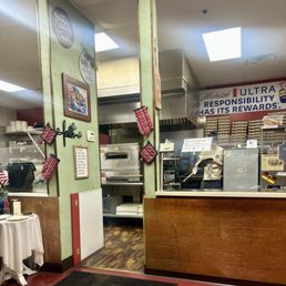 Great mom and pop pizza shop. Garlic knots, pizza and subs. Refreshing that it's not a chain.