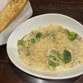Samooni Italian Restaurant - Chicken Alfredo with Spaghetti Noodles - Italian Near Me - Knightdale, North Carolina