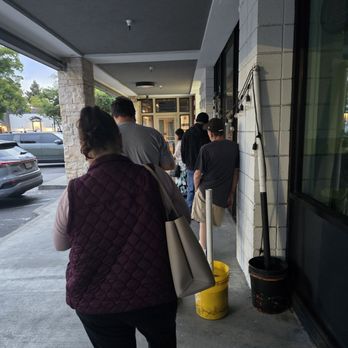 Stan's Donut Shop - 5:52 AM line to get in! - Donuts Near Me - Santa Clara, California