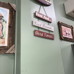 Rafael's Family Restaurant - Dining cushion booths!