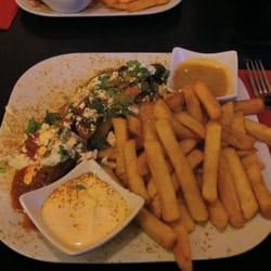 Currycult - Currywurst Griechenland & Pommes mit Habañero-Majo und Mango-Senf-Soße... Anders, aber lecker. ;)