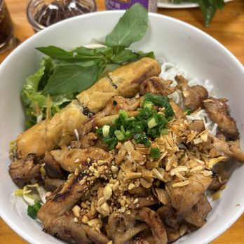 Mama Pho - Lemongrass Chicken & Spring Roll Vermicelli Bowl - Vietnamese Near Me - Honolulu, Hawaii Mama Pho - Lemongrass Chicken & Spring Roll Vermicelli Bowl - Vietnamese Near Me - Honolulu, Hawaii