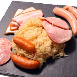 Les Relais d'Alsace Taverne Karlsbraü - choucroute alsace saucisse strasbourg charcuterie