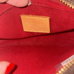 Encore Round Robin - Inside the Louis Vuitton bag