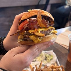 Surfin' Betty's Burger Bar - Build your own Burger : Bacon & Cheddar