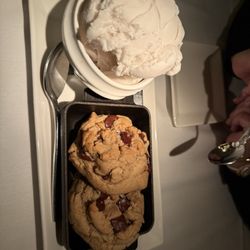 Cache Cache Bistro - Chocolate chip cookies and ice cream