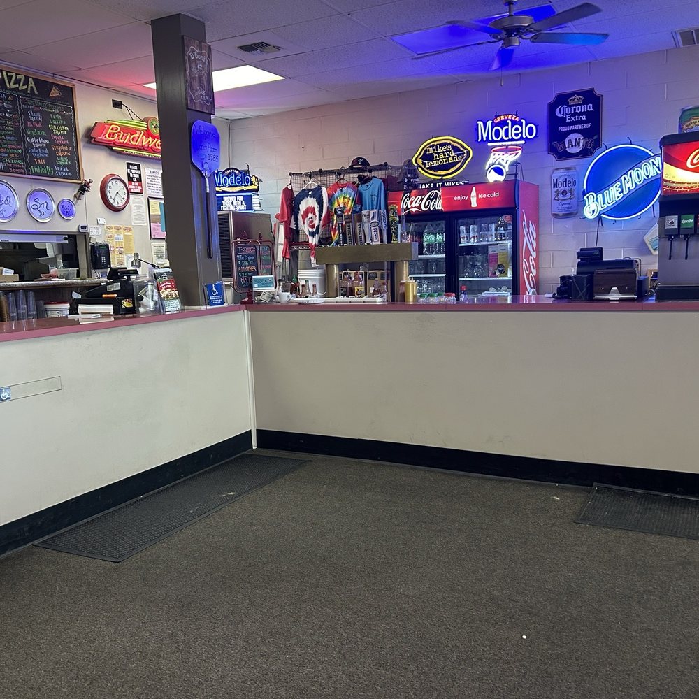 D'boni's Pizza - Front counter - Pizza Near Me - Escalon, California