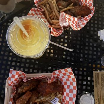 Comfortwingz - Wings and mango lemonade - Food Trucks Near Me Comfortwingz - Wings and mango lemonade - Food Trucks Near Me