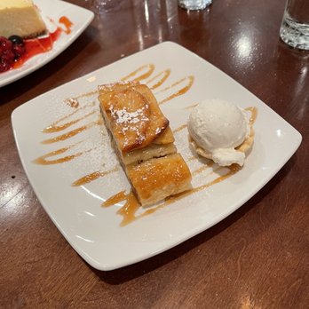 Scossa Restaurant & Lounge - Apple strudel vanilla gelato - Italian Near Me - Easton, Maryland Scossa Restaurant & Lounge - Apple strudel vanilla gelato - Italian Near Me - Easton, Maryland