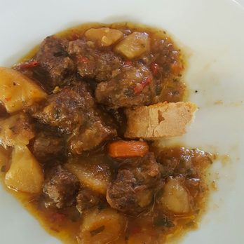 El Chopo - Estofado de ternera en plato con culo estrecho y prácticamente plano. Poca cantidad, pero bueno de sabor. - Spanish Near Me - Huesca, HU