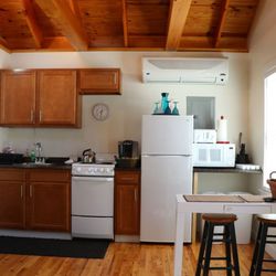 Dreamcatcher Cottage - Kitchen essentials: stocked for simple indoor/outdoor cooking, plus complimentary coffee, tea, drinks