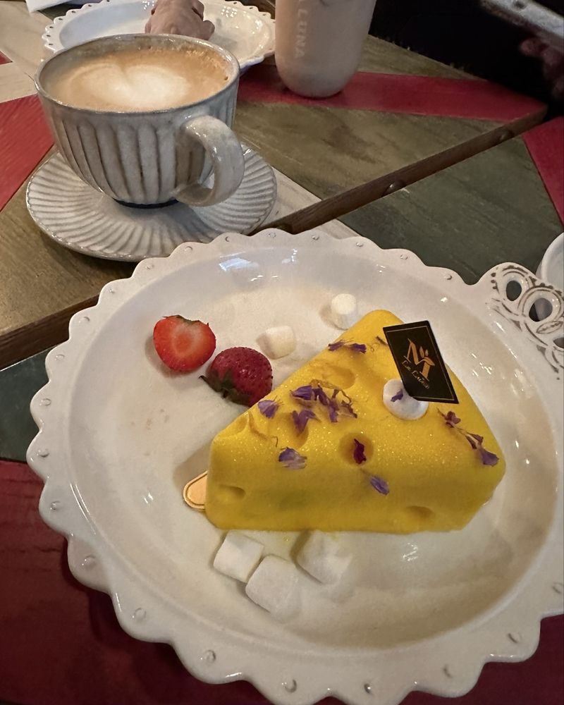 Cafe La Luna - Photo 2