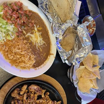 El Plato Mexican Grill & Cantina - Chicken Fajitas - Mexican Near Me - Lee's Summit, Missouri