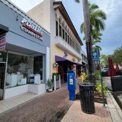 Full Life Vitamin Store - Full Life Supplements store in Hollywood Florida - Exterior