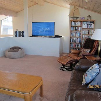 Bodega Bay Rentals - PV Upstairs Living Room with leather couches/HDTV Roku, HBO, Cable - Vacation Rental Agents Near Me Bodega Bay Rentals - PV Upstairs Living Room with leather couches/HDTV Roku, HBO, Cable - Vacation Rental Agents Near Me