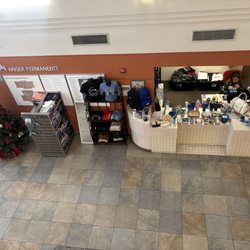 Kaiser Permanente Health Pavilion - Cute little shop with lots of Kaiser Thrive products
