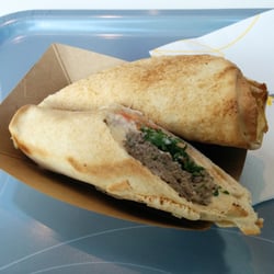 La Cantine Libanaise - Succulent chawarma à l'agneau, pita fine et grillée, délicieuse viande et sauce Tahini (crème de sésame), persil et tomate.