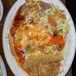 Casa De Suenos - Combo platter: crispy beef tacos, chicken burrito, cheese enchilada with red sauce. Tasty red rice and beans!