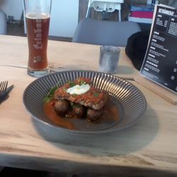 Zum Grantigen Uhu - Schweinerückensteak mit Paprikarahmsauce und Röstkartoffeln