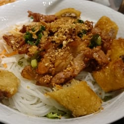 Meli Mely - Vermicelles de riz aux nems et porc grillé. Miam !