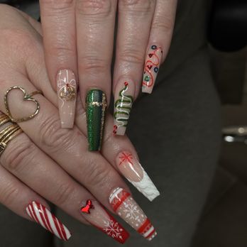 Queen's Nail Spa - Christmas decorations are so beautiful - Nail Salons Near Me - Atlanta, Georgia Queen's Nail Spa - Christmas decorations are so beautiful - Nail Salons Near Me - Atlanta, Georgia