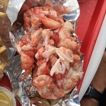 Red's Eats - One whole lobster is in every roll - Seafood Near Me - Wiscasset, Maine Red's Eats - One whole lobster is in every roll - Seafood Near Me - Wiscasset, Maine