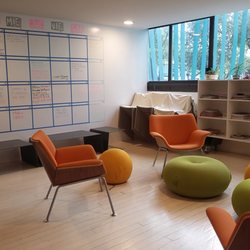 Impact Hub - Estación de lectura es un espacio donde se consultan revistas, libros de diferentes géneros y un calendario de las actividades de hub Impact