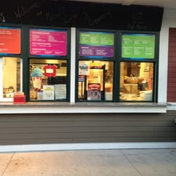 McGolf Cafe & Creamery - Indoor outdoor snackbar