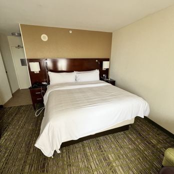 San Diego Marriott La Jolla - Room bed - Hotels Near Me - La Jolla, California