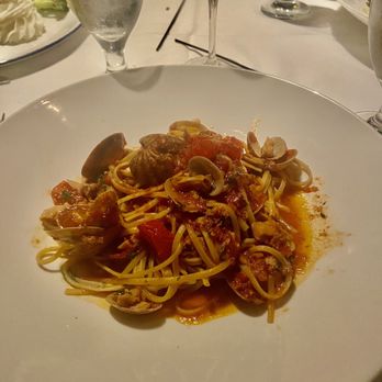 Limoncello Ristorante - Linguine alle vongole red sauce. - Italian Near Me - Palm Beach Gardens, Florida Limoncello Ristorante - Linguine alle vongole red sauce. - Italian Near Me - Palm Beach Gardens, Florida