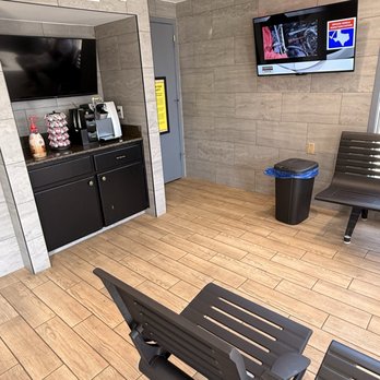Kwik Kar On University - Great waiting room. Although not much of a wait! - Oil Change Stations Near Me - Fort Worth, Texas Kwik Kar On University - Great waiting room. Although not much of a wait! - Oil Change Stations Near Me - Fort Worth, Texas