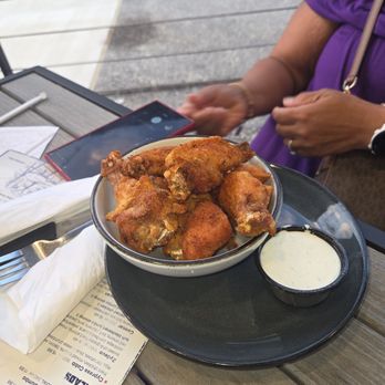 Walk On's - Louisiana Kick seasoned bone in wings (very good seasoning) - Sports Bars Near Me - Southaven, Mississippi Walk On's - Louisiana Kick seasoned bone in wings (very good seasoning) - Sports Bars Near Me - Southaven, Mississippi