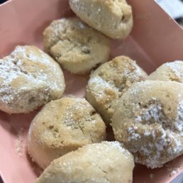 Polvorones Mexican wedding cookies (polvoron de nuez)