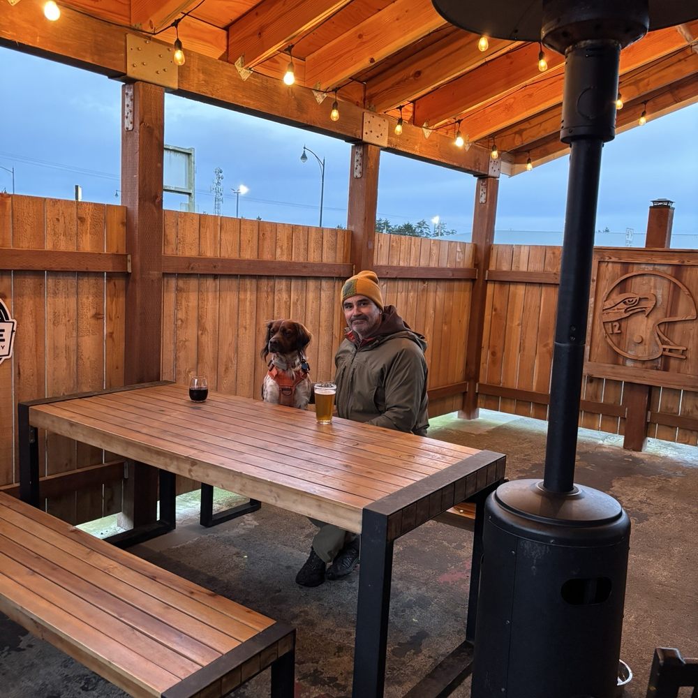 Great outdoor area and dogs are welcome.  Delicious cod sliders on the happy hour menu.  Great service, delish food!!