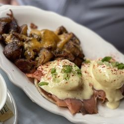 Cafe Intermezzo - Eggs Benedict