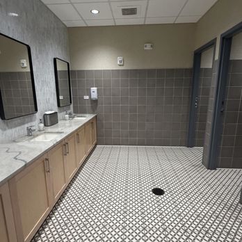 Deep Lagoon Waterside Lakewood Ranch - Beautiful and clean bathroom - Seafood Near Me - Sarasota, Florida Deep Lagoon Waterside Lakewood Ranch - Beautiful and clean bathroom - Seafood Near Me - Sarasota, Florida