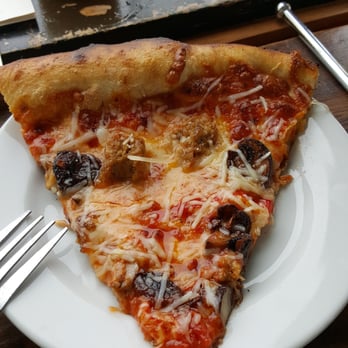 Pickled Fish Restaurant - Fennel sausage with mushrooms and peppers pizza.  Delicious!!!  You won't be disappointed! - New American Near Me - Long Beach, Washington